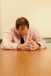 mężczyzna stres smutek